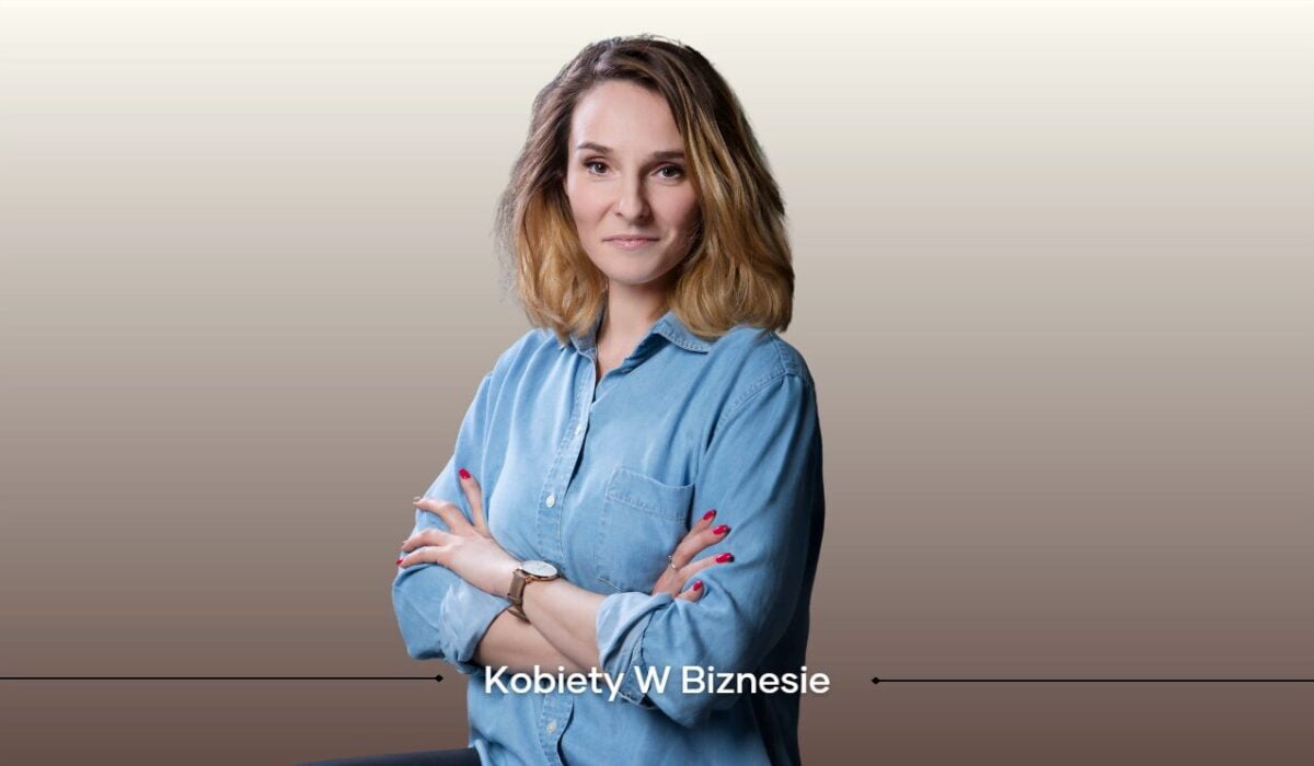 Zdjęcie przedstawia Brygidę Dzidek, CEO w Haptology. W lewym górnym rogu znajduje się tytuł: Kobiety w Biznesie.