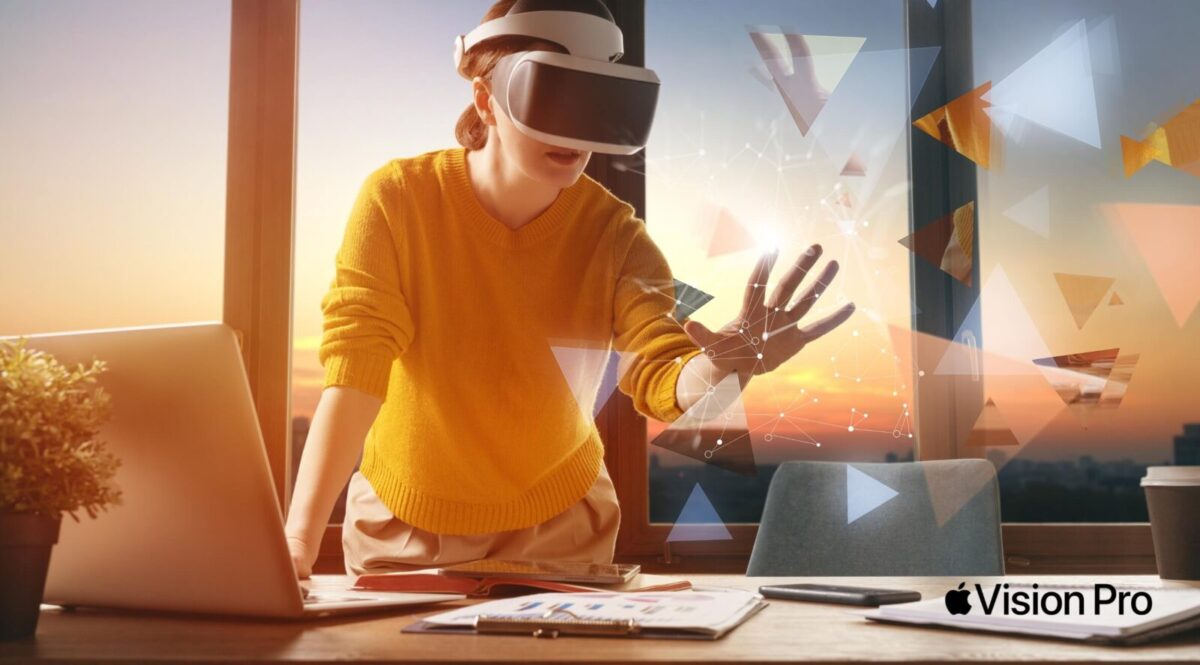Zdjęcie jest ilustracją do artykułu: Apple Vision Pro – czy rzeczywistość mieszana wkroczy do biur?. Przedstawia kobietę w okularach do widzenia wirtualnej rzeczywistości, która stoi przy biurku z wyciągniętą ręką - tak zmienia się rzeczywistość!