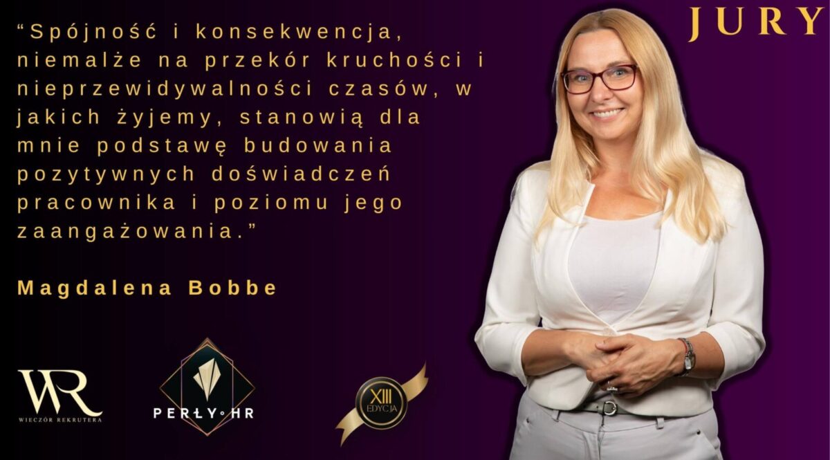 Zdjęcie jest ilustracją do artykułu: Magdalena Bobbe: Perły HR to forma docenienia najlepszych praktyk. Przedstawia autorke Magdalenę Bopbbe oraz cytat z wywiadu. Na dole znajdują się logo Wieczoru Rekrutera i Perły HR.