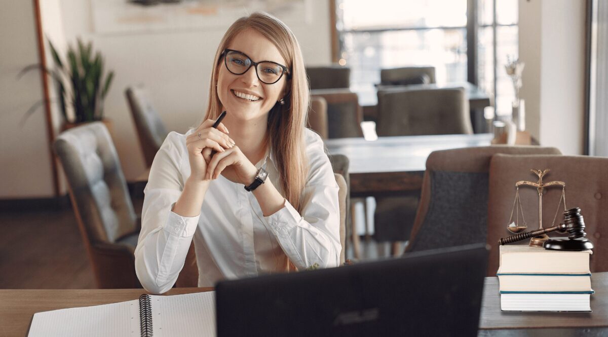 Uśmiechnięta kobieta w pracy