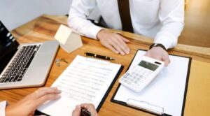 Ilustracja do artykułu pt. "Czym wyróżnia się kredyt dla pracowników banku?"