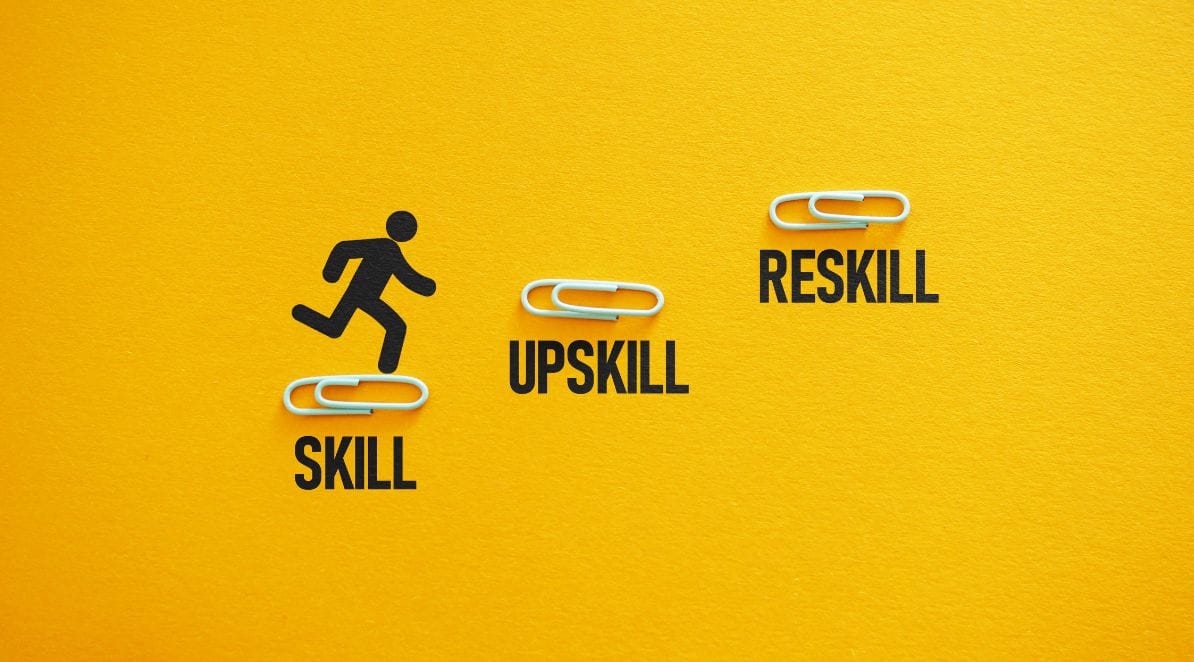 Ilustarcja do artykułu pt. "Reskilling i upskilling – klucz do sukcesu w dynamicznie zmieniającym się świecie pracy"