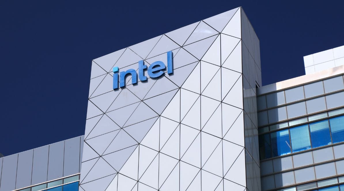 Ilustracja do artykułu pt."Zwolnienia w Intelu: Restrukturyzacja, cięcia i walka o pozycję na rynku chipów"