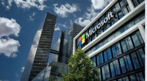 Ilustracja do artykułu pt. "Microsoft zwalnia 6000 osób mimo zysków. Co dalej z AI i rynkiem pracy w Big Tech?"