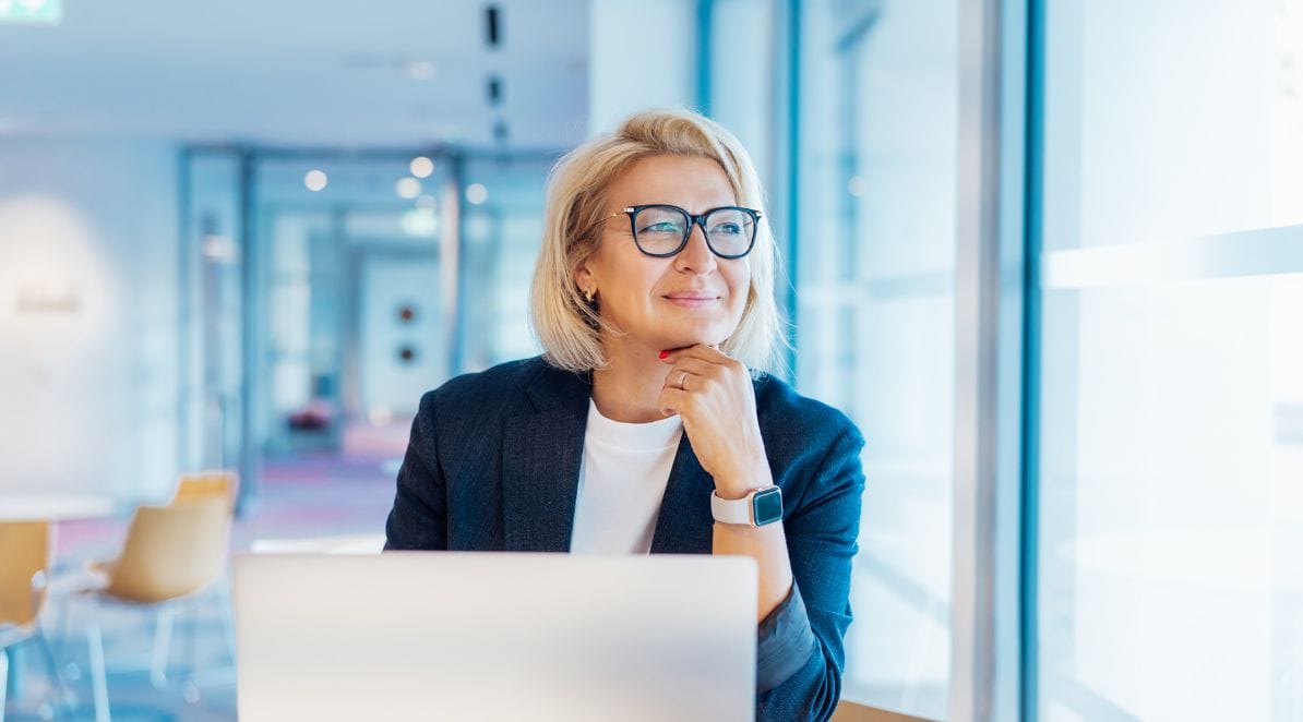 Ilustracja do artykułu pt. "Doświadczenie, nie przeszkoda. Jak organizacje mogą wykorzystać potencjał pracowników 50+?"