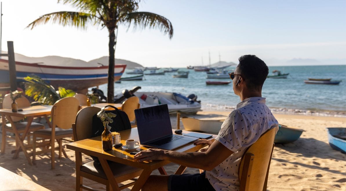 Ilustracja do artykułu pt. "Granice kontaktu z pracownikiem na urlopie – co wolno pracodawcy, a co może być uznane za mobbing"