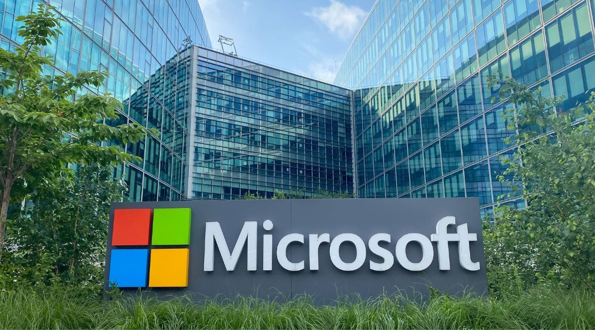 Ilustracja do artykułu pt. "Microsoft tnie etaty i inwestuje w AI. Jaka przyszłość czeka pracowników?"