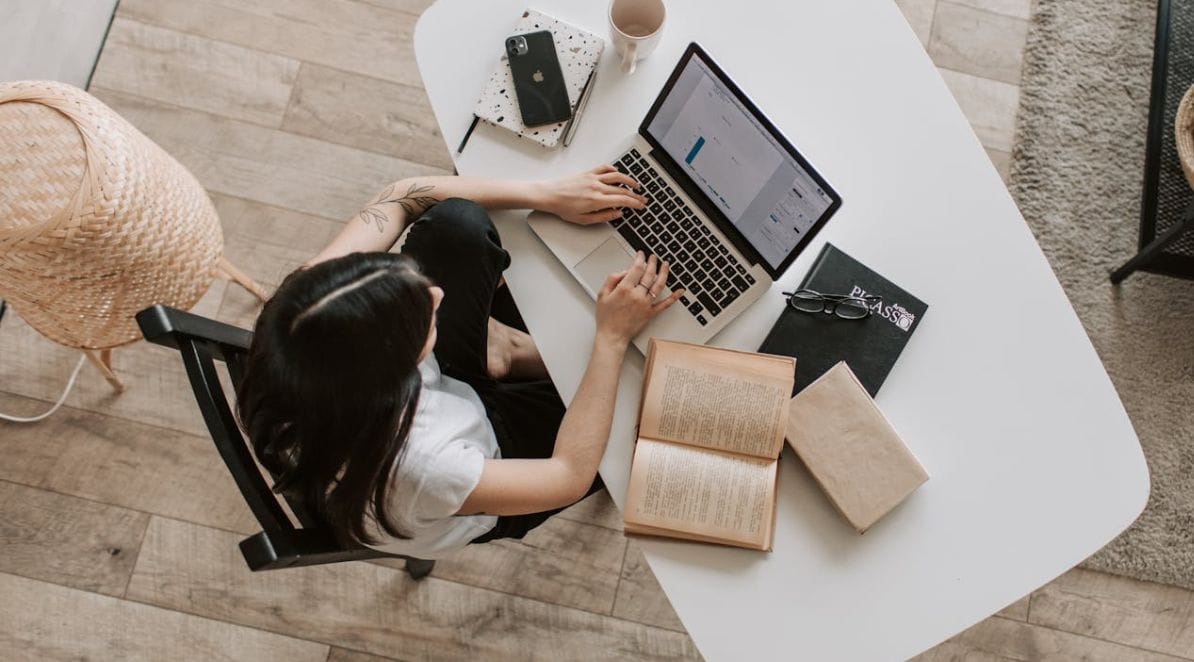 Ilustracja do notatki prasowej pt. "Home office rekrutera: ergonomia, podświetlenie i inne detale, które zwiększają produktywność"