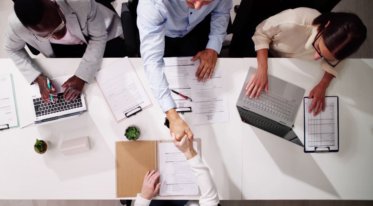 Ilustracja do artykułu pt. "Widełki płacowe w każdym ogłoszeniu? Projekt "Jasne zarobki" trafia do Sejmu"