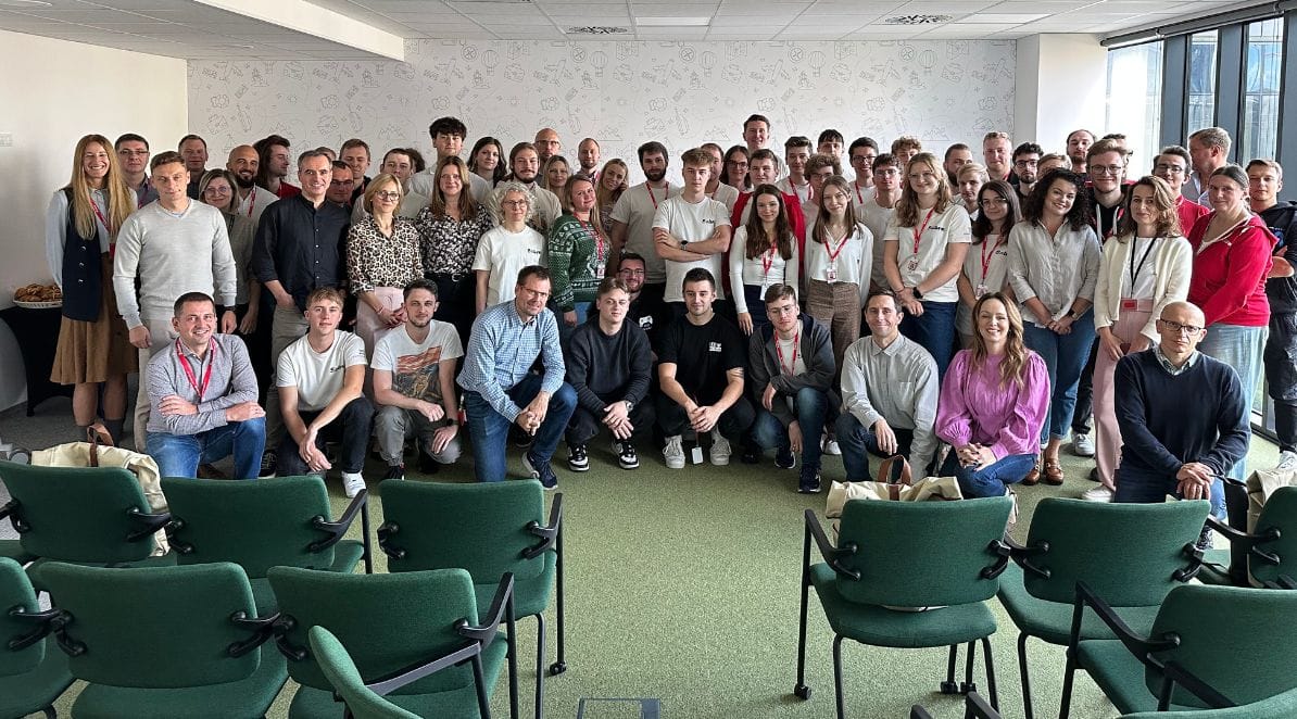 Ilustracja do notatki prasowej pt. "Program Stażowy w Sabre Polska: Zakończenie tegorocznej edycji za nami, a młode talenty już wzmacniają zespoły!"