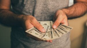 Ilustracja do artykułu pt. "Jakie rozwiązania finansowe pomogą wyjść z długów?"