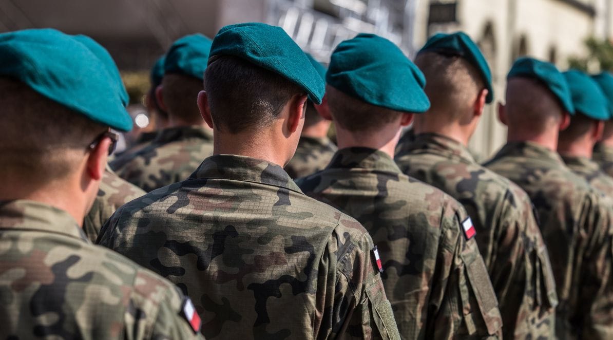 Ilustracja do artykułu pt. "Rekrutacja w wojskowości: jak współczesne armie przyciągają żołnierzy?"