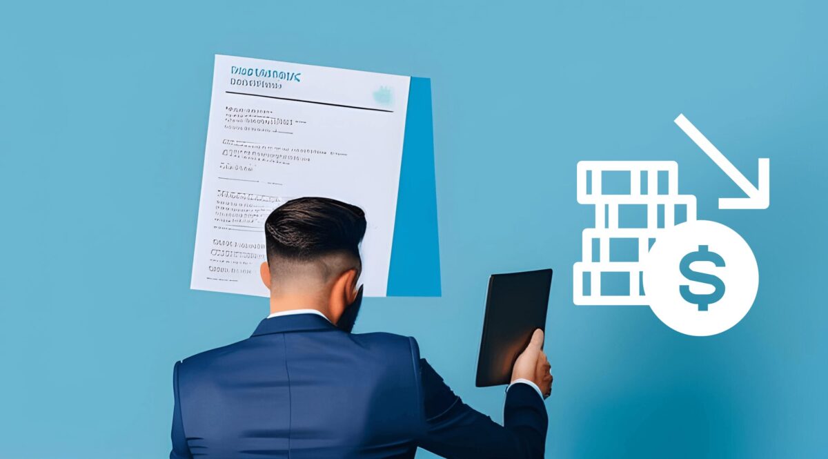 Kandydat do pracy przeglądający ogłoszenia i CV