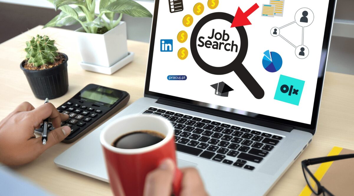 osoba pijąca kawę przed komputerem porównująca strony z ofertami pracy
