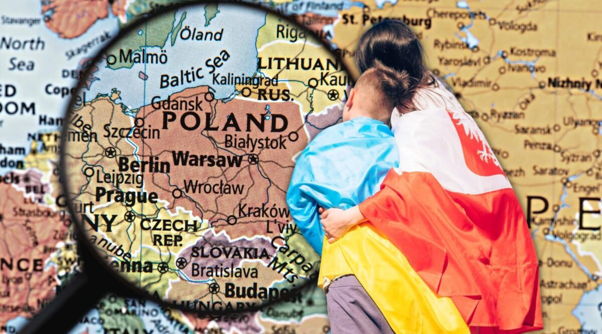 Grafika jest ilustracją do artykułu: Inwestycje w Polsce, wojna w Ukrainie. Przedstawia powiększona mapę Polski oraz matkę z dzieckiem okrytych polską i ukraińską flagą.