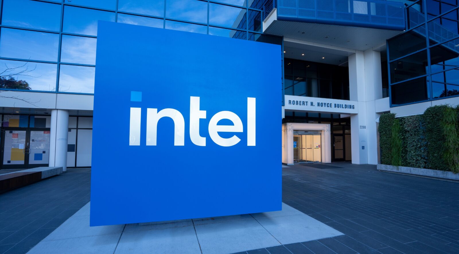 Ilustracja do artykułu pt. "Intel wstrzymuje inwestycję w Polsce. Co dalej z planowaną fabryką półprzewodników?"