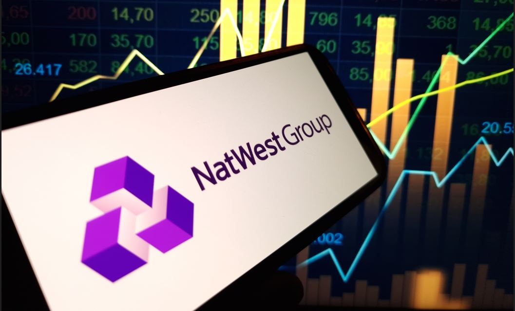 Ilustracja do artykułu pt. "NatWest wycofuje się z Polski. Wszyscy pracownicy stracą zatrudnienie"